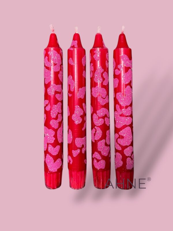 1STK HÅNDDEKORERET STEARINLYS MED PINK LEOPARD PLETTER OG GLITTER