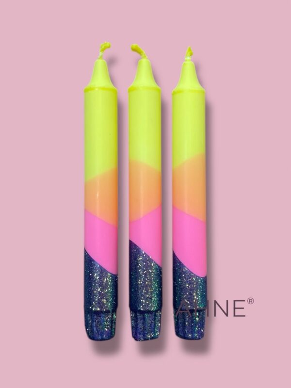 1STK HÅNDLAVET STEARINLYS I neon pink og gul med blå lak og glitter