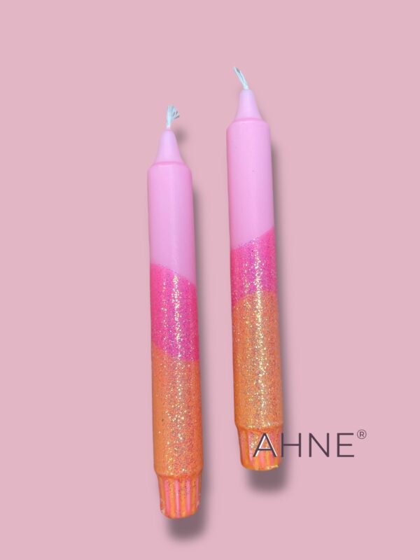 1STK HÅNDLAVET STEARINLYS I LYSERØD PINK OG ORANGE MED GLITTER