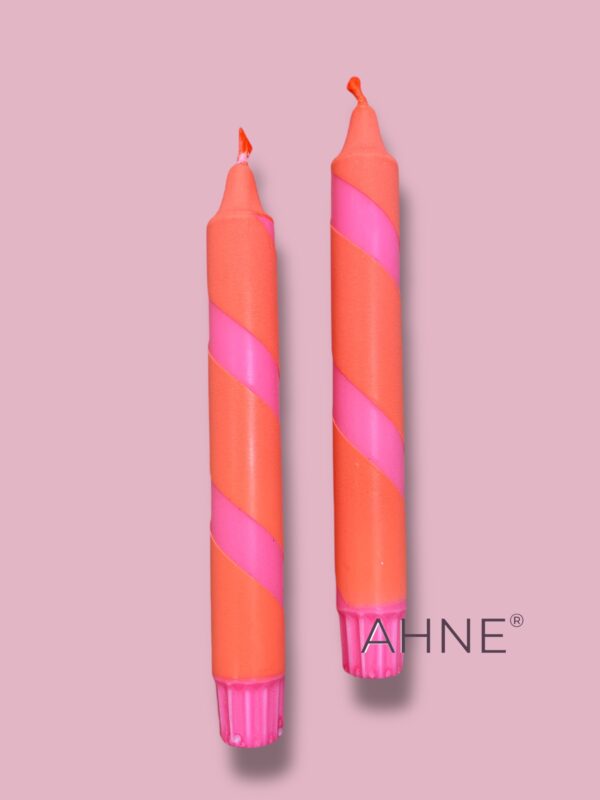 1 stk HÅNDLAVET stearinlys i neon pink med neon orange snoning