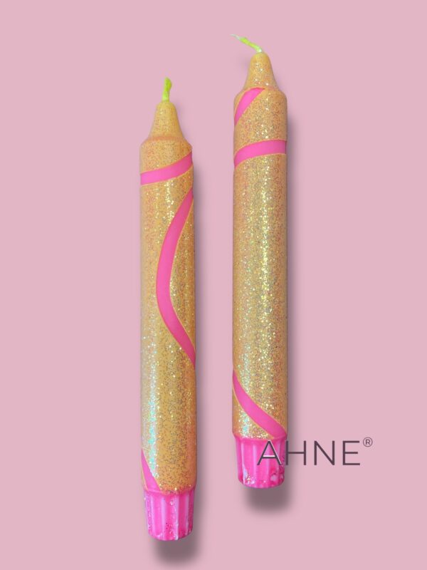 1STK HÅNDLAVET STEARINLYS I NEON GUL OG NEON PINK MED MASSERE AF GLIMMER