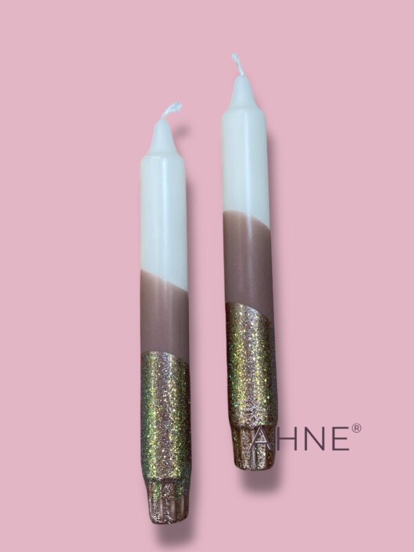 1STK HÅNDLAVET STEARINLYS I CREME BRUN MED BRONZE GLITTER